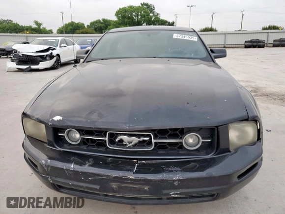 2007 Ford Mustang Deluxe z VIN 1ZVFT80N275250748, wystawiony jako Copart lot #57345935 z przebiegiem 145 523 mil mil oraz Czysty tytuł • Clean title. Historia ofert i sprzedaży dostępna na DreamBid. Obrazek 5.