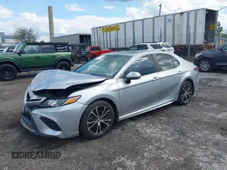 2018 Toyota Camry LE z VIN 4T1B11HK8JU649942, wystawiony jako IAAI lot #42194030 z przebiegiem 54 687 mil mil oraz . Historia ofert i sprzedaży dostępna na DreamBid. Obrazek 2.