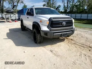 2016 Toyota Tundra SR z VIN 5TFRM5F14GX096547, wystawiony jako Copart lot #48736635 z przebiegiem 130 236 mil mil oraz Szkoda całkowita • Salvage title. Historia ofert i sprzedaży dostępna na DreamBid. Obrazek 13.