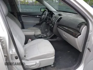 2013 Kia Sorento LX z VIN 5XYKT3A60DG338695, wystawiony jako IAAI lot #42252721 z przebiegiem 200 000 mil mil oraz . Historia ofert i sprzedaży dostępna na DreamBid. Obrazek 5.