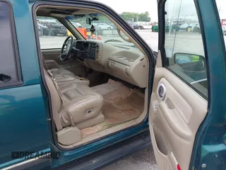 1996 GMC Suburban z VIN 1GKFK16ROTJ725925, wystawiony jako IAAI lot #42244433 z przebiegiem 123 837 mil mil oraz . Historia ofert i sprzedaży dostępna na DreamBid. Obrazek 5.