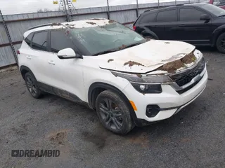 2023 Kia Seltos S z VIN KNDEU2AA2P7372681, wystawiony jako IAAI lot #41548249 z przebiegiem 18 570 mil mil oraz . Historia ofert i sprzedaży dostępna na DreamBid. Obrazek 1.