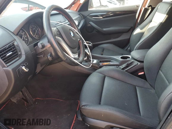 2014 BMW X1 xDrive28i z VIN WBAVL1C50EVY11864, wystawiony jako Copart lot #54181865 z przebiegiem 84 636 mil mil oraz Szkoda całkowita • Salvage title. Historia ofert i sprzedaży dostępna na DreamBid. Obrazek 7.