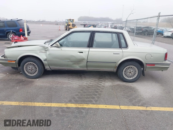 1987 Oldsmobile Cutlass Ciera z VIN 2G3AJ51W9H9378093, wystawiony jako IAAI lot #42080335 z przebiegiem 54 504 mil mil oraz . Historia ofert i sprzedaży dostępna na DreamBid. Obrazek 14.