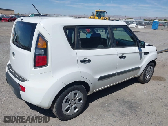 2011 Kia Soul with VIN KNDJT2A18B7335399, listed as a IAAI auction lot 42044402 with 199,371 mi miles. Bid and sale history available at carsss.com. Image 4.