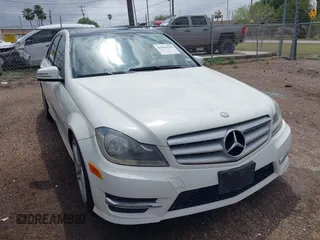 2012 Mercedes-Benz C 250 Sport z VIN WDDGF4HB0CA597620, wystawiony jako IAAI lot #41916120 z przebiegiem 110 284 mil mil oraz . Historia ofert i sprzedaży dostępna na DreamBid. Obrazek 1.
