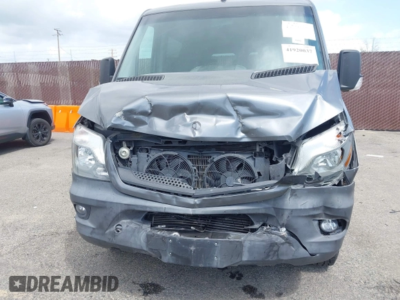 2015 Mercedes-Benz Sprinter Passenger with VIN WDZPE7DC1FP111850, listed as a IAAI auction lot 41920037 with 127,121 mi miles. Bid and sale history available at carsss.com. Image 6.