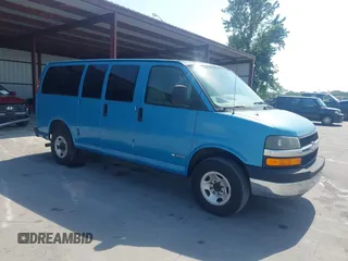 2005 Chevrolet Express Passenger z VIN 1GAHG35U651196998, wystawiony jako IAAI lot #42306716 z przebiegiem 206 975 mil mil oraz . Historia ofert i sprzedaży dostępna na DreamBid. Obrazek 1.
