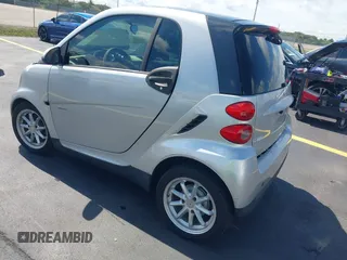 2009 Smart fortwo Pure z VIN WMEEJ31X49K210166, wystawiony jako IAAI lot #42251960 z przebiegiem 104 788 mil mil oraz . Historia ofert i sprzedaży dostępna na DreamBid. Obrazek 3.