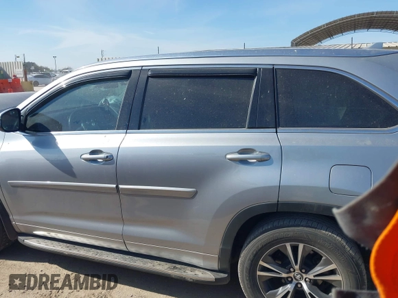 2016 Toyota Highlander XLE z VIN 5TDJKRFH1GS285752, wystawiony jako IAAI lot #40977219 z przebiegiem 139 773 mil mil oraz . Historia ofert i sprzedaży dostępna na DreamBid. Obrazek 14.