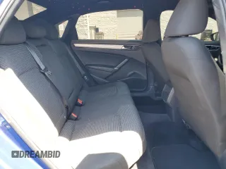 2017 Volkswagen Passat S z VIN 1VWAT7A38HC013566, wystawiony jako Copart lot #52431305 z przebiegiem 111 598 mil mil oraz Szkoda całkowita • Salvage title. Historia ofert i sprzedaży dostępna na DreamBid. Obrazek 10.