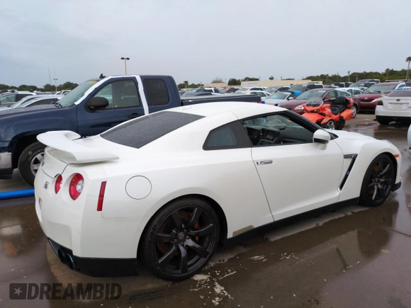 2011 Nissan GT-R Premium z VIN JN1AR5EF6BM240043, wystawiony jako Copart lot #74925154 z przebiegiem Nie podano mil oraz Szkody całkowita. Historia ofert i sprzedaży dostępna na DreamBid. Obrazek 3.