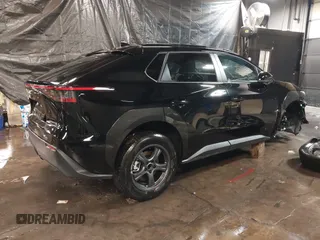 2024 Toyota bZ4X XLE z VIN JTMAAAAA3RA043494, wystawiony jako IAAI lot #41509723 z przebiegiem 5 279 mil mil oraz . Historia ofert i sprzedaży dostępna na DreamBid. Obrazek 4.