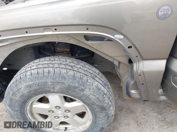 2004 Jeep Liberty Limited z VIN 1J4GL58K34W211893, wystawiony jako IAAI lot #41941287 z przebiegiem 139 985 mil mil oraz . Historia ofert i sprzedaży dostępna na DreamBid. Obrazek 13.