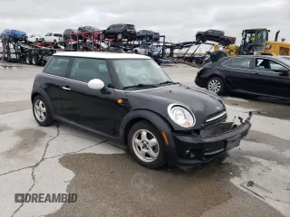 2011 MINI Hardtop z VIN WMWSU3C57BTX97044, wystawiony jako Copart lot #43625955 z przebiegiem 15 401 mil mil oraz Szkody całkowita. Historia ofert i sprzedaży dostępna na DreamBid. Obrazek 4.