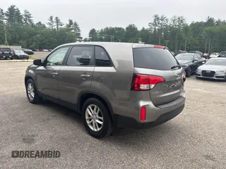 2014 Kia Sorento LX z VIN 5XYKTCA69EG542686, wystawiony jako IAAI lot #42475453 z przebiegiem 128 962 mil mil oraz . Historia ofert i sprzedaży dostępna na DreamBid. Obrazek 3.