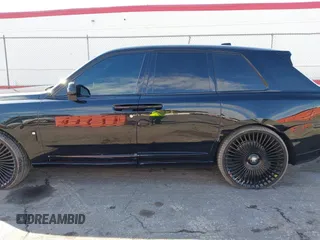 2021 Rolls-Royce Cullinan z VIN SLATV4C0XMU208037, wystawiony jako IAAI lot #41402539 z przebiegiem 27 057 mil mil oraz . Historia ofert i sprzedaży dostępna na DreamBid. Obrazek 6.