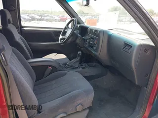 1997 Chevrolet Blazer LS z VIN 1GNDT13W6V2243751, wystawiony jako IAAI lot #42437683 z przebiegiem 148 262 mil mil oraz . Historia ofert i sprzedaży dostępna na DreamBid. Obrazek 5.