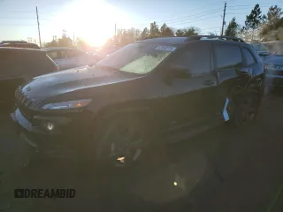 2017 Jeep Cherokee 75th Anniversary Edition z VIN 1C4PJMCS3HW564721, wystawiony jako Copart lot #43453775 z przebiegiem 70 163 mil mil oraz Szkoda całkowita • Salvage title. Historia ofert i sprzedaży dostępna na DreamBid. Obrazek 1.