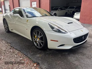 2012 Ferrari California z VIN ZFF65LJA7C0182905, wystawiony jako Copart lot #85893364 z przebiegiem 51 766 mil mil oraz Tytuł czysty. Historia ofert i sprzedaży dostępna na DreamBid. Obrazek 1.