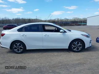 2020 Kia Forte LXS z VIN 3KPF24AD6LE252277, wystawiony jako IAAI lot #41813655 z przebiegiem 61 919 mil mil oraz . Historia ofert i sprzedaży dostępna na DreamBid. Obrazek 13.