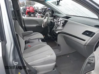 2014 Toyota Sienna LE AAS z VIN 5TDKK3DC1ES488954, wystawiony jako IAAI lot #41557423 z przebiegiem 144 031 mil mil oraz . Historia ofert i sprzedaży dostępna na DreamBid. Obrazek 5.