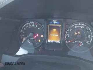 2021 Toyota Tacoma SR z VIN 3TMCZ5AN5MM386394, wystawiony jako IAAI lot #41821364 z przebiegiem 54 070 mil mil oraz . Historia ofert i sprzedaży dostępna na DreamBid. Obrazek 7.