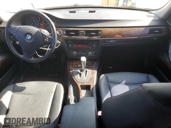2009 BMW 3 Series 328i z VIN WBAPH57559NL79032, wystawiony jako Copart lot #52024355 z przebiegiem 115 036 mil mil oraz Szkoda całkowita • Salvage title. Historia ofert i sprzedaży dostępna na DreamBid. Obrazek 8.