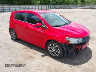 2018 Chevrolet Sonic LT z VIN 1G1JD6SH6J4120998, wystawiony jako IAAI lot #42270614 z przebiegiem 56 587 mil mil oraz . Historia ofert i sprzedaży dostępna na DreamBid. Obrazek 1.