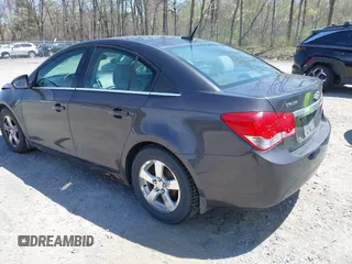2014 Chevrolet Cruze 1LT z VIN 1G1PC5SB7E7352808, wystawiony jako IAAI lot #42143880 z przebiegiem 111 865 mil mil oraz . Historia ofert i sprzedaży dostępna na DreamBid. Obrazek 3.