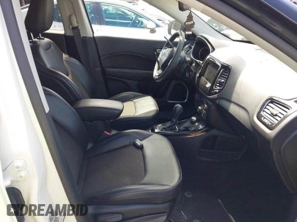 2021 Jeep Compass Latitude z VIN 3C4NJDBB8MT555358, wystawiony jako IAAI lot #42262036 z przebiegiem 67 917 mil mil oraz . Historia ofert i sprzedaży dostępna na DreamBid. Obrazek 5.