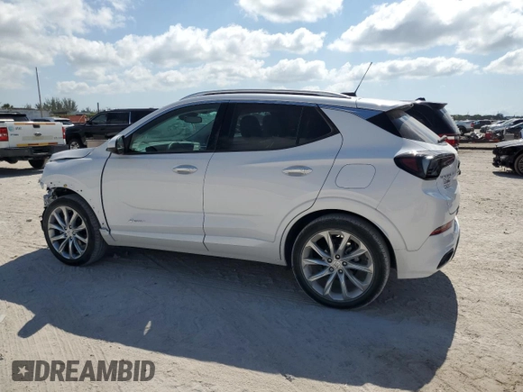 2024 Buick Encore GX Avenir z VIN KL4AMFSL4RB014059, wystawiony jako Copart lot #57218775 z przebiegiem 5 515 mil mil oraz Szkoda całkowita • Salvage title. Historia ofert i sprzedaży dostępna na DreamBid. Obrazek 2.