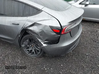2025 Tesla Model 3 Long Range z VIN 5YJ3E1EA0SF906935, wystawiony jako IAAI lot #41915554 z przebiegiem 1 715 mil mil oraz . Historia ofert i sprzedaży dostępna na DreamBid. Obrazek 6.