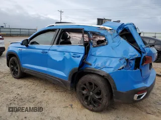 2022 Volkswagen Taos SE z VIN 3VVLX7B27NM062985, wystawiony jako Copart lot #51644395 z przebiegiem 41 883 mil mil oraz Szkody całkowita. Historia ofert i sprzedaży dostępna na DreamBid. Obrazek 2.