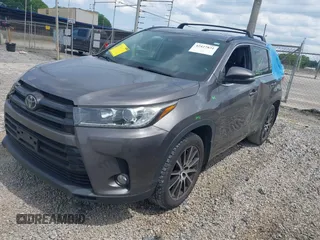 2018 Toyota Highlander SE z VIN 5TDJZRFH6JS495380, wystawiony jako IAAI lot #42427831 z przebiegiem 117 159 mil mil oraz . Historia ofert i sprzedaży dostępna na DreamBid. Obrazek 2.