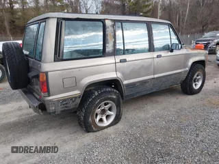 1990 Isuzu Trooper z VIN JACCH58R0L8900522, wystawiony jako IAAI lot #41642808 z przebiegiem 177 690 mil mil oraz . Historia ofert i sprzedaży dostępna na DreamBid. Obrazek 4.