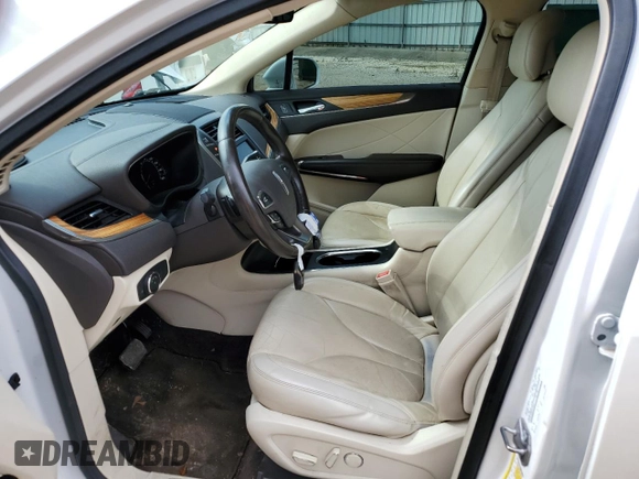 2015 Lincoln MKC z VIN 5LMCJ1A98FUJ18143, wystawiony jako Copart lot #56181915 z przebiegiem 105 933 mil mil oraz Szkody całkowita. Historia ofert i sprzedaży dostępna na DreamBid. Obrazek 7.