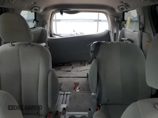 2012 Toyota Sienna LE AAS z VIN 5TDKK3DC0CS222967, wystawiony jako Copart lot #58044405 z przebiegiem 219 970 mil mil oraz Szkoda całkowita • Salvage title. Historia ofert i sprzedaży dostępna na DreamBid. Obrazek 10.