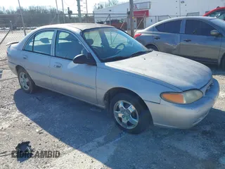 1999 Ford Escort SE z VIN 1FAFP13P6XW161079, wystawiony jako IAAI lot #41230172 z przebiegiem 121 419 mil mil oraz . Historia ofert i sprzedaży dostępna na DreamBid. Obrazek 1.