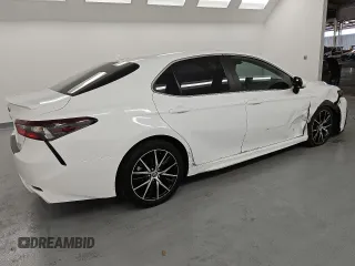 2022 Toyota Camry SE z VIN 4T1G11AKXNU630931, wystawiony jako Copart lot #82355254 z przebiegiem 34 943 mil mil oraz Czysty tytuł • Clean title. Historia ofert i sprzedaży dostępna na DreamBid. Obrazek 3.