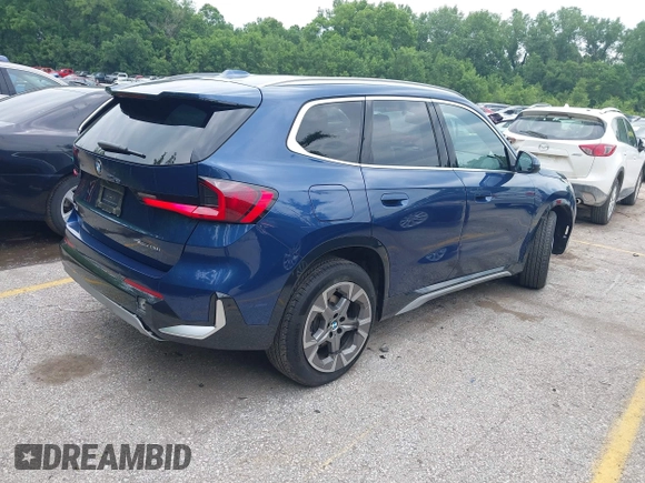 2025 BMW X1 xDrive28i z VIN WBX73EF07S5228273, wystawiony jako IAAI lot #42436863 z przebiegiem 6 845 mil mil oraz . Historia ofert i sprzedaży dostępna na DreamBid. Obrazek 4.