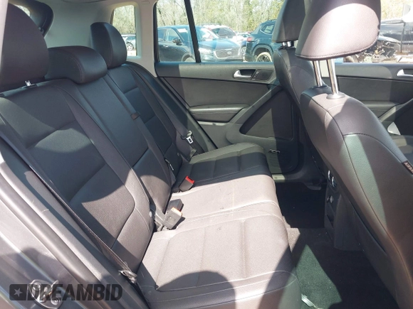 2015 Volkswagen Tiguan SE z VIN WVGBV7AXXFW503955, wystawiony jako IAAI lot #41730076 z przebiegiem 146 446 mil mil oraz . Historia ofert i sprzedaży dostępna na DreamBid. Obrazek 8.