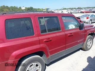 2015 Jeep Patriot Altitude z VIN 1C4NJRBB9FD268780, wystawiony jako IAAI lot #40386558 z przebiegiem 85 756 mil mil oraz . Historia ofert i sprzedaży dostępna na DreamBid. Obrazek 13.