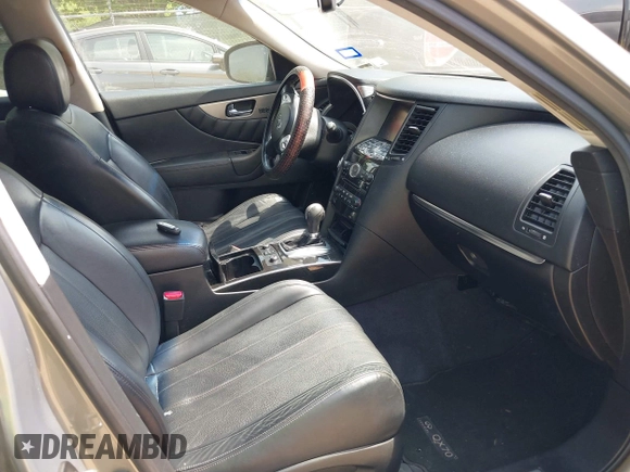 2015 Infiniti QX70 z VIN JN8CS1MU7FM380583, wystawiony jako IAAI lot #41937766 z przebiegiem 144 618 mil mil oraz . Historia ofert i sprzedaży dostępna na DreamBid. Obrazek 5.