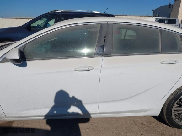 2018 Buick Regal Sportback Preferred II with VIN W04GM6SX9J1146810, listed as a IAAI auction lot 40689240 with NaN miles. Bid and sale history available at carsss.com. Image 14.