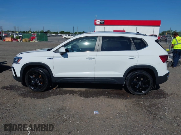 2022 Volkswagen Taos SE z VIN 3VVRX7B2XNM076678, wystawiony jako IAAI lot #42323230 z przebiegiem 23 619 mil mil oraz . Historia ofert i sprzedaży dostępna na DreamBid. Obrazek 14.