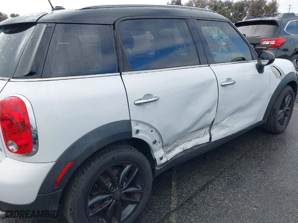 2011 MINI Cooper Countryman with VIN WMWZB3C54BWM00926, listed as a IAAI auction lot 41523122 with 109,909 mi miles. Bid and sale history available at carsss.com. Image 6.