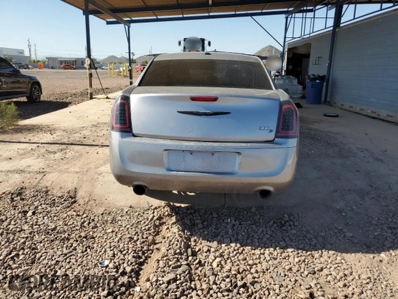 2013 Chrysler 300 S z VIN 2C3CCABG3DH587966, wystawiony jako Copart lot #61440645 z przebiegiem 167 547 mil mil oraz Czysty tytuł • Clean title. Historia ofert i sprzedaży dostępna na DreamBid. Obrazek 6.