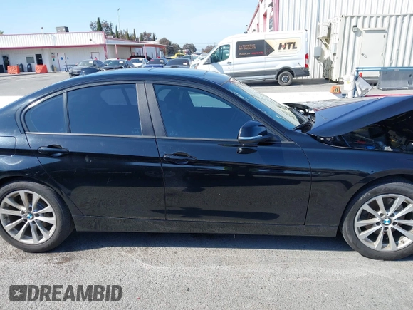 2017 BMW 3 Series 320i z VIN WBA8E1G52HNU15294, wystawiony jako IAAI lot #41980037 z przebiegiem 100 880 mil mil oraz . Historia ofert i sprzedaży dostępna na DreamBid. Obrazek 13.