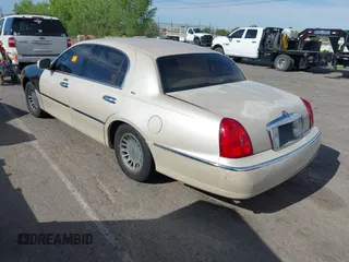 2001 Lincoln Town Car Cartier z VIN 1LNHM83W81Y706332, wystawiony jako IAAI lot #42125002 z przebiegiem Nie podano mil oraz . Historia ofert i sprzedaży dostępna na DreamBid. Obrazek 3.